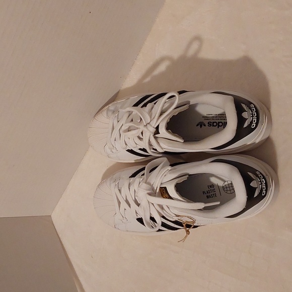 Adidas Women's Superstars Bonega Sneakers Size 7 Black & White/ Gold Metallic - Picture 6 of 9